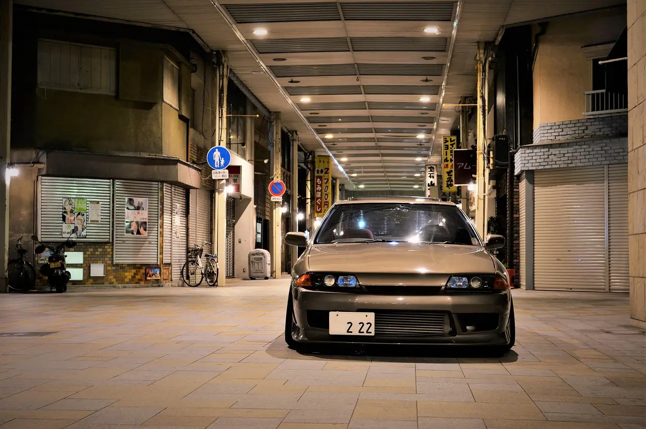 Nissan Skyline GT-R R32 on Japanese plates in a covered arcade